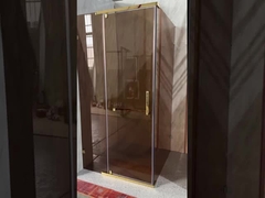 Elegante douchekamers met gekleurd glas en gouden aluminium frame